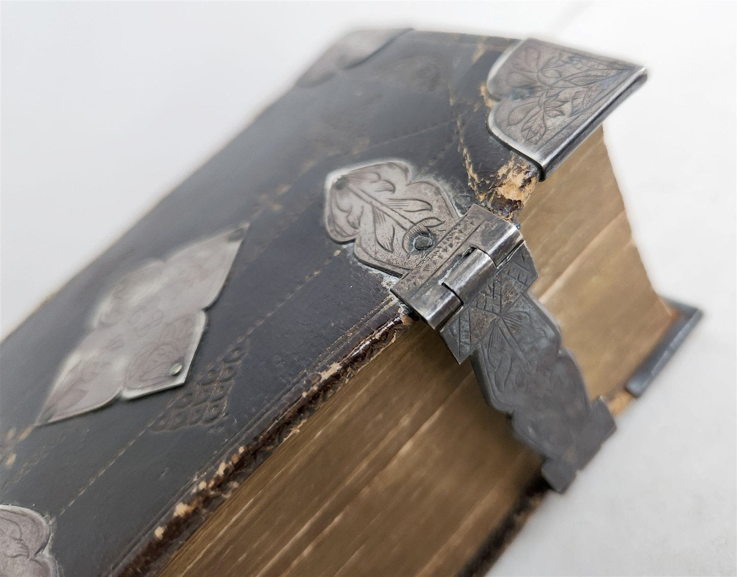 1697 BIBLE in ENGLISH OLD & NEW TESTAMENT antique w/ SILVER DECORATIONS & CLASPS