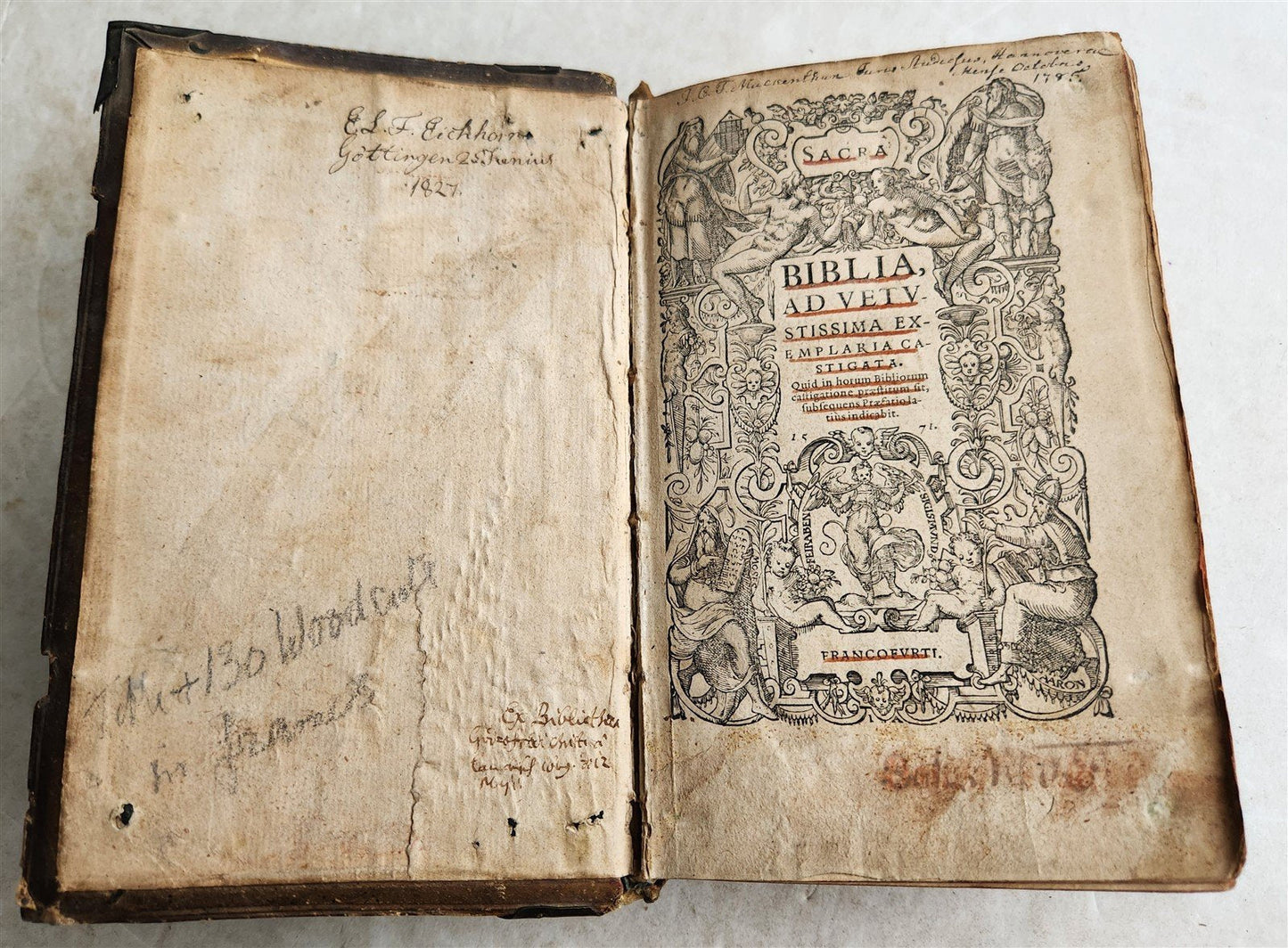 1571 BIBLE in LATIN ILLUSTRATED w/ 135 WOODCUTS antique PIGSKIN w/ METAL CORNERS