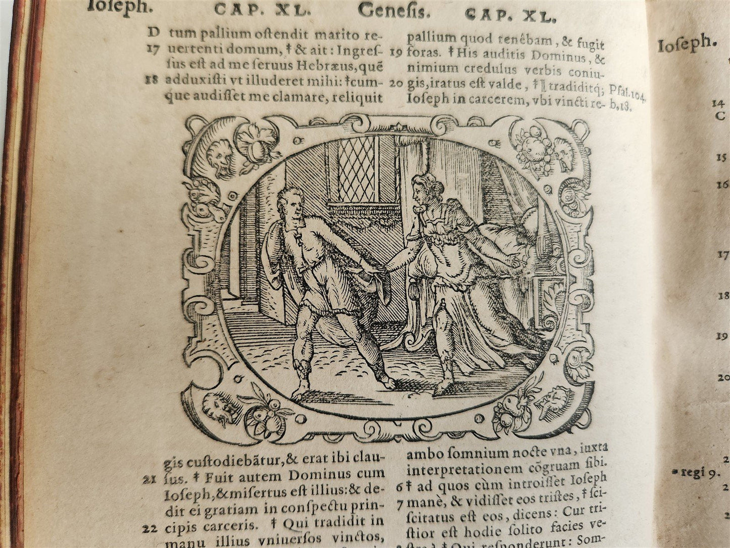 1571 BIBLE in LATIN ILLUSTRATED w/ 135 WOODCUTS antique PIGSKIN w/ METAL CORNERS