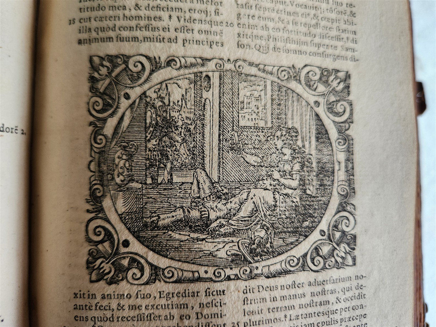 1571 BIBLE in LATIN ILLUSTRATED w/ 135 WOODCUTS antique PIGSKIN w/ METAL CORNERS