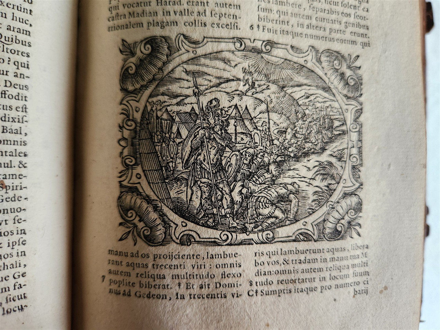 1571 BIBLE in LATIN ILLUSTRATED w/ 135 WOODCUTS antique PIGSKIN w/ METAL CORNERS