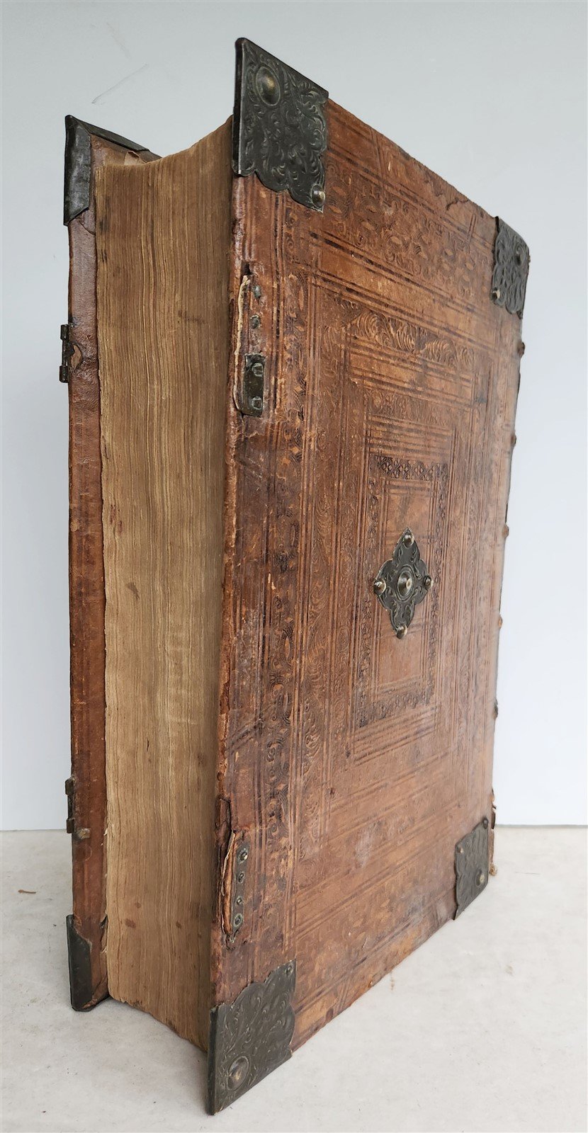 1715 BIBLE in ENGLISH antique ILLUSTRATED w/6 MAPS PIGSKIN FOLIO w/METAL CORNERS
