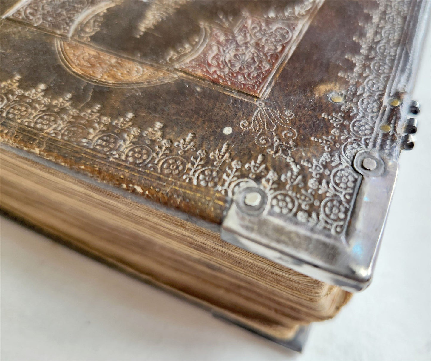 1774 BIBLE in ENGLISH antique FINE ORIGINAL BINDING w/ SILVER CORNER PIECES