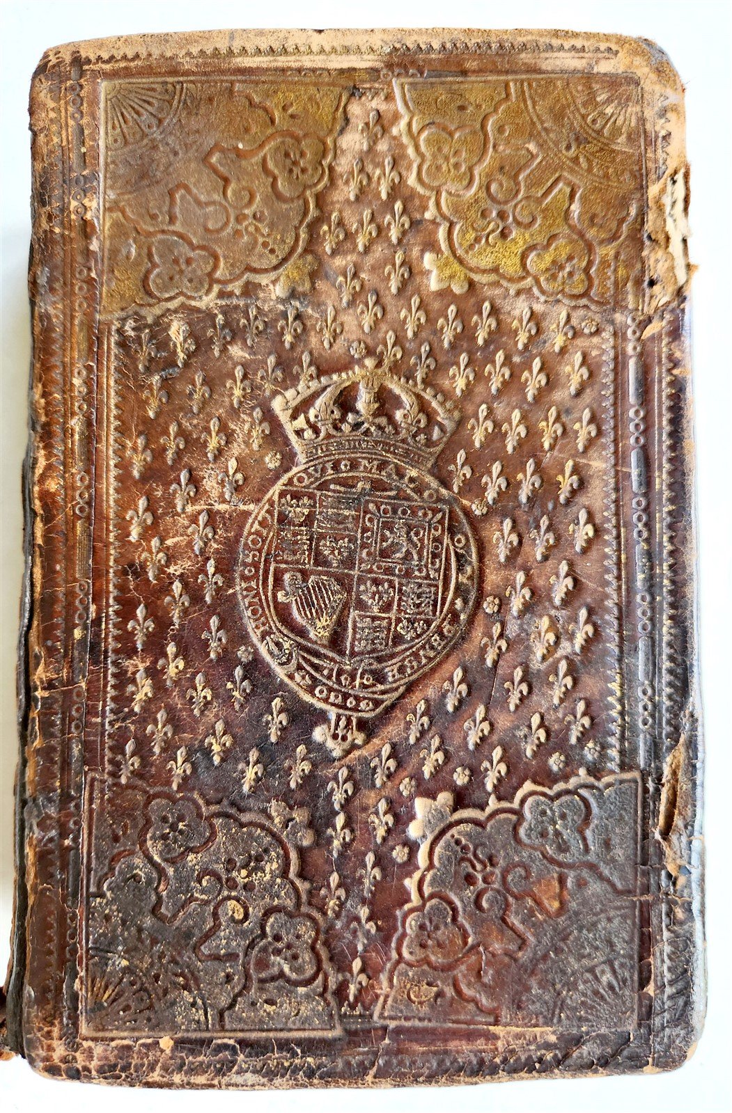 1638 BIBLE in ENGLISH antique COAT of ARMS of BRITISH KING CHARLES I BINDING