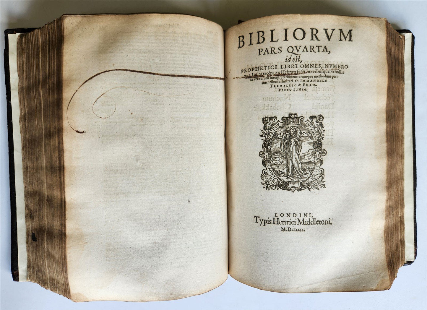 1580 BIBLE FIRST LATIN BIBLIA PRINTED in ENGLAND by Christopher Barker antique