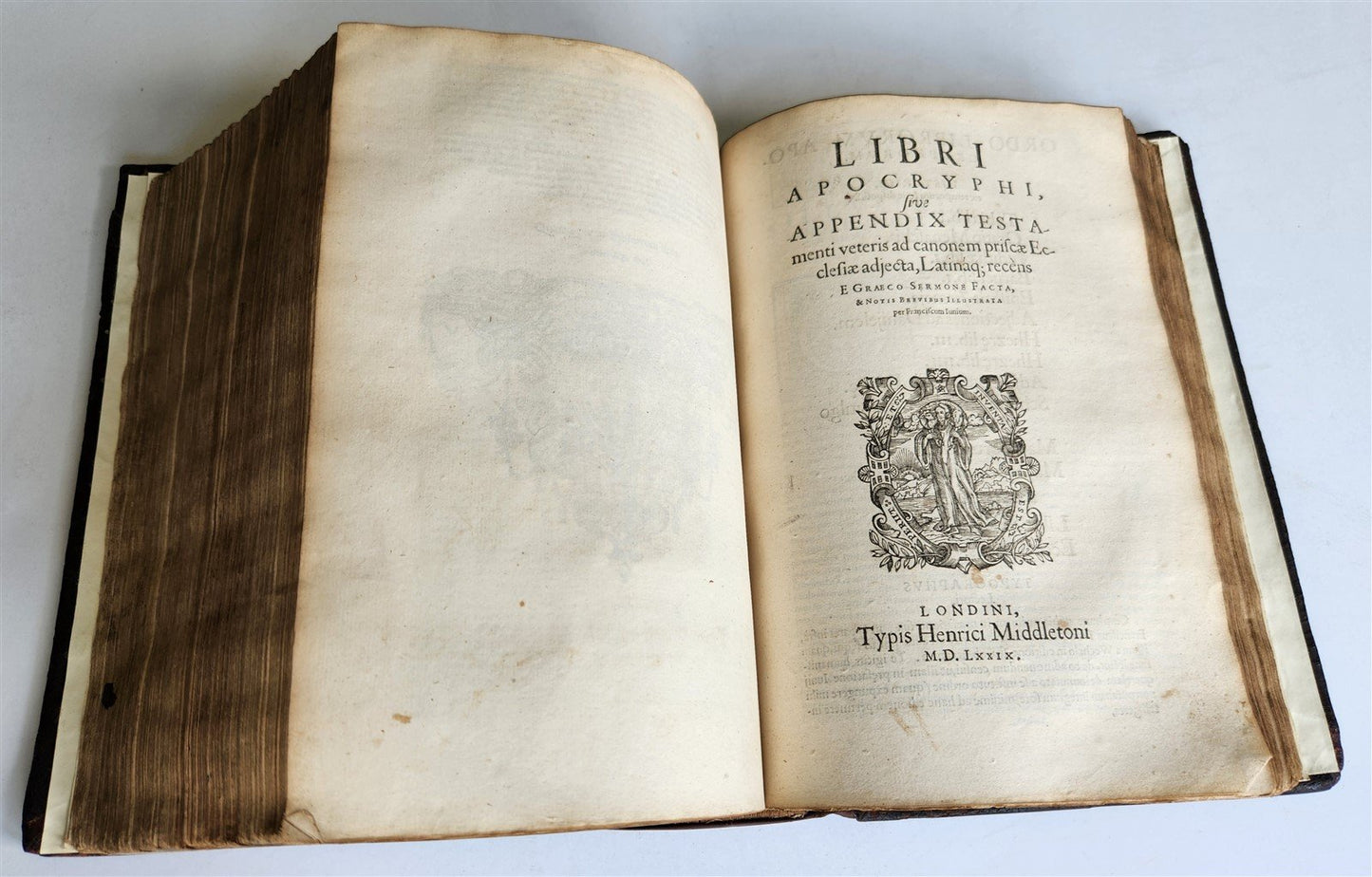 1580 BIBLE FIRST LATIN BIBLIA PRINTED in ENGLAND by Christopher Barker antique