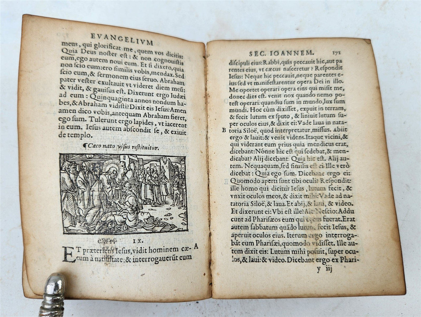 16th century BIBLE in LATIN ILLUSTRATED antique pocket size NEW TESTAMENT