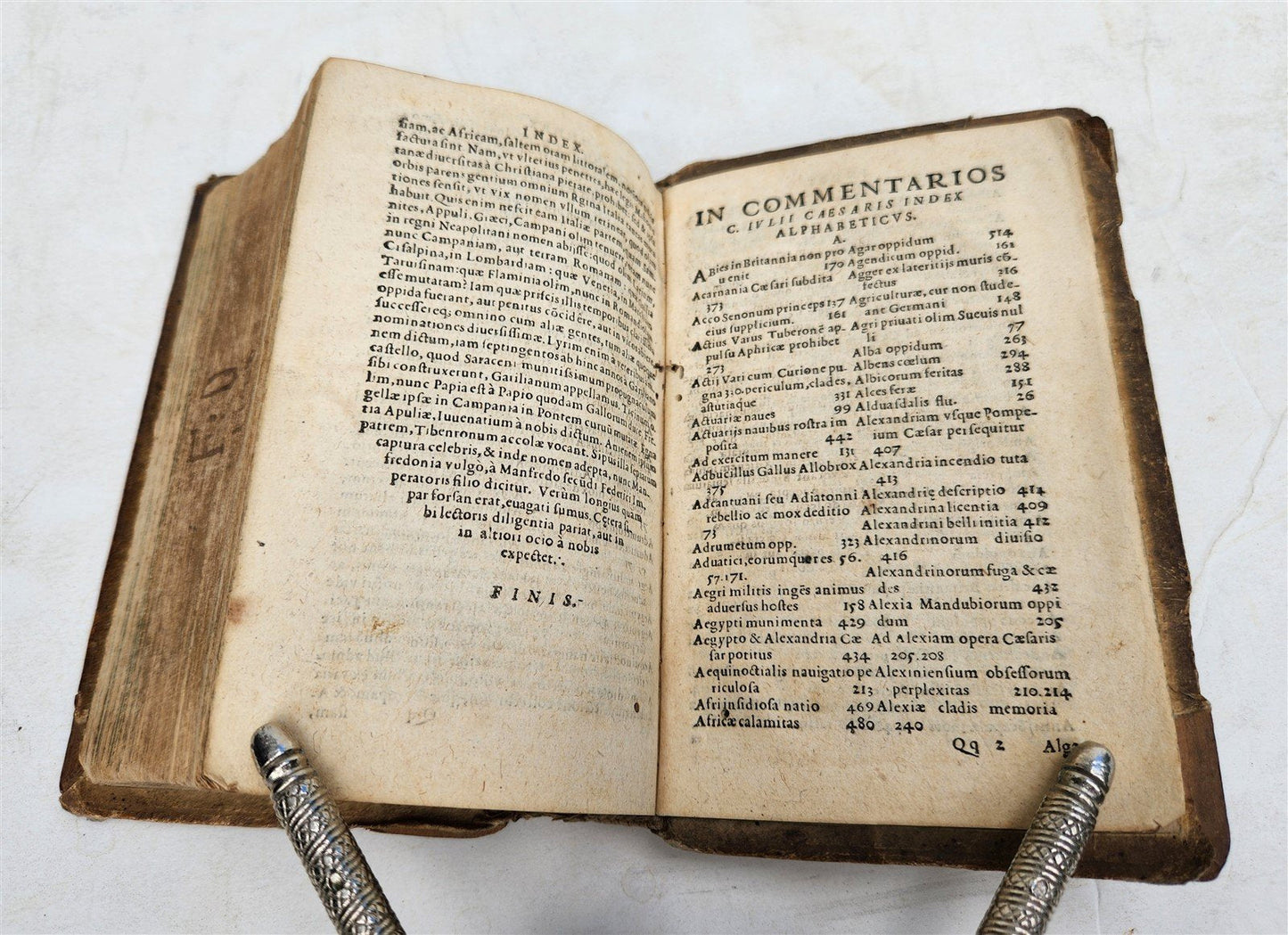 1579 JULIUS CAESAR ILLUSTRATED DE BELLO GALICO antique PIGSKIN BOUND 16th CENT.