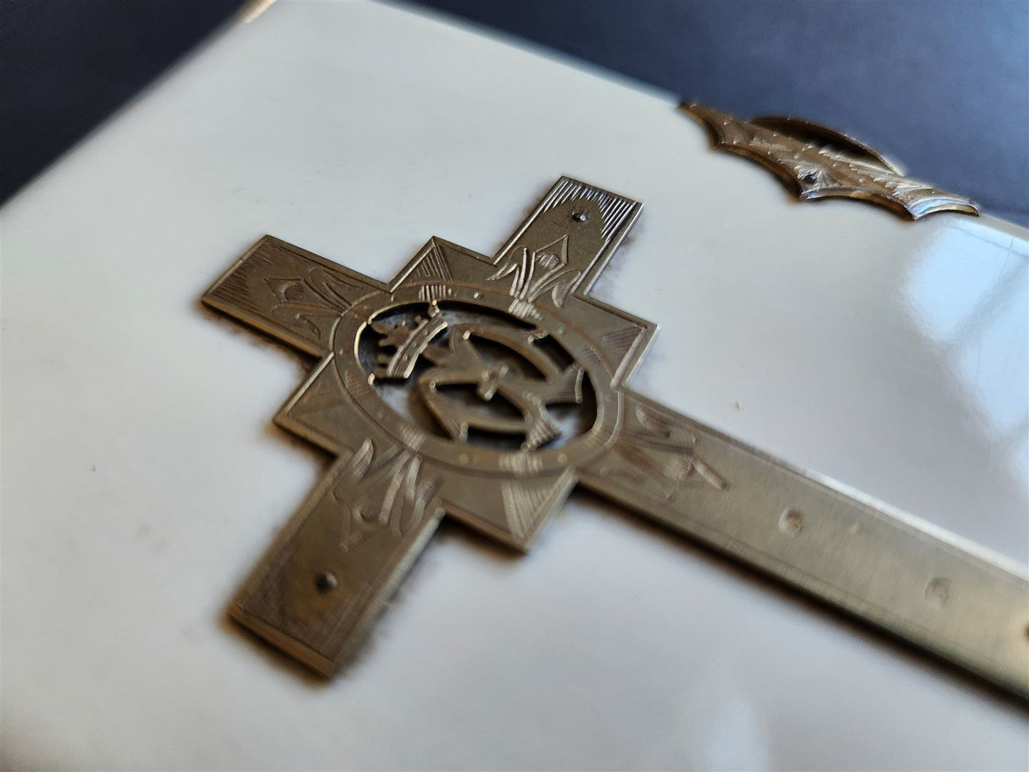 1890s COMMON PRAYER BOOK in ENGLISH antique NICE BINDING w/ APPLIED CROSS
