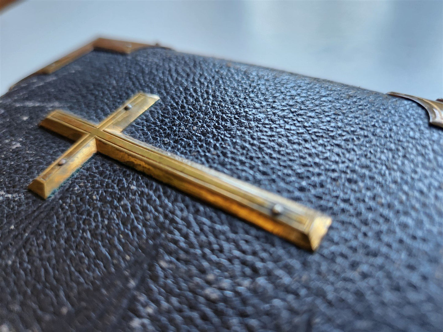 1830s COMMON PRAYER BOOK w/ PSALTER in ENGLISH antique BRASS DECORATED BINDING