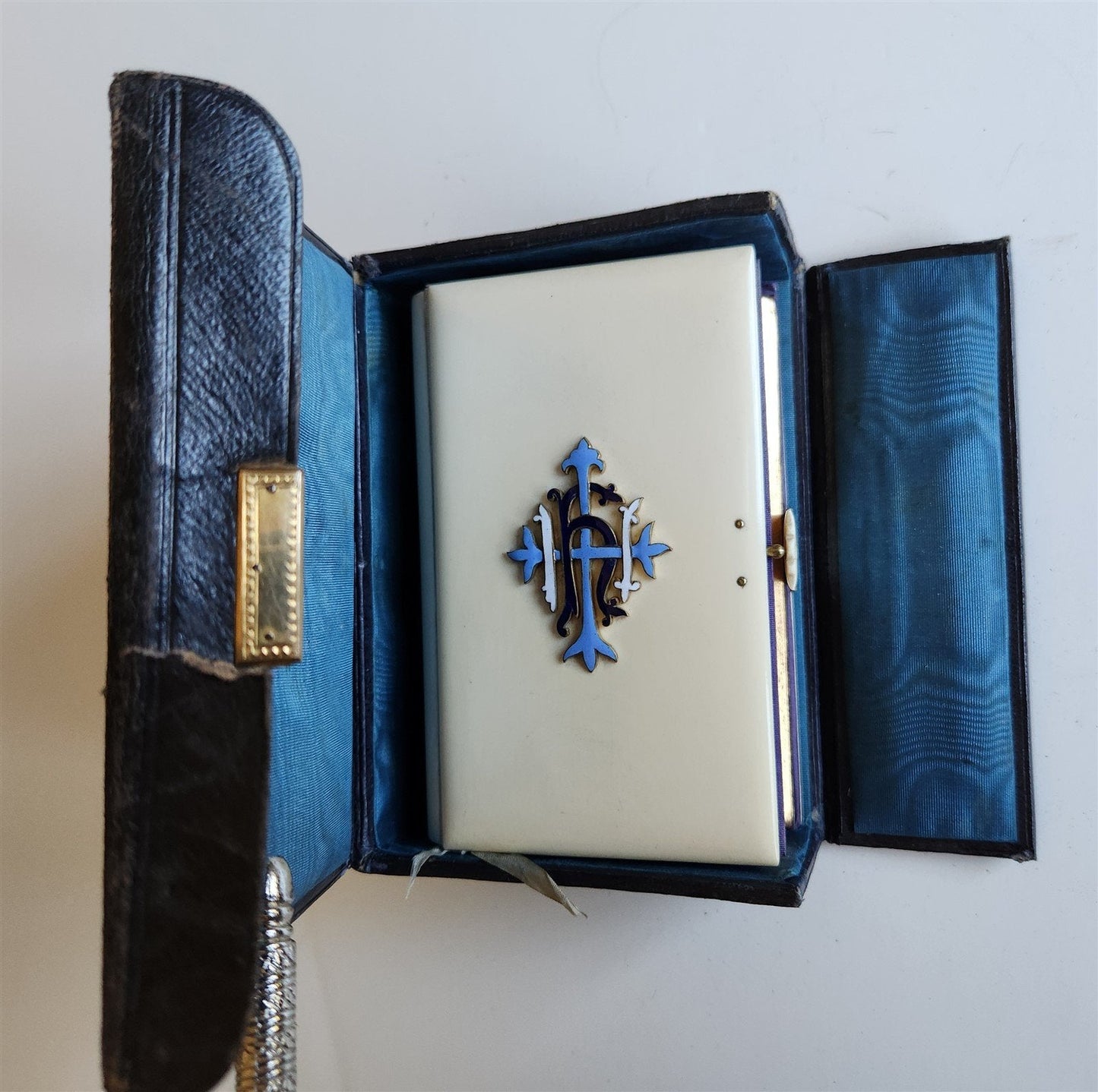 1880s THE BOOK OF COMMON PRAYER antique NICE BINDING w/ ENAMEL CROSS