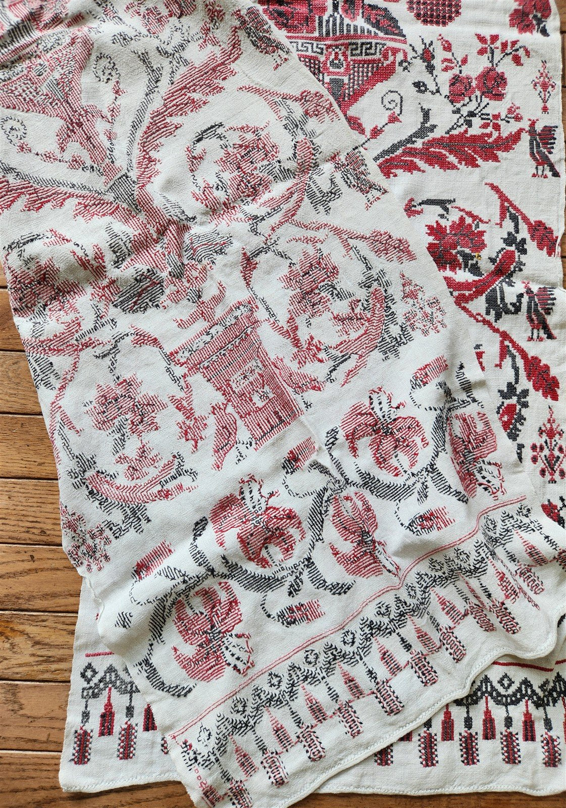 VINTAGE RUSSIAN or UKRAINIAN EMBROIDERED LINEN RUSHNIK or TABLE RUNNER signed