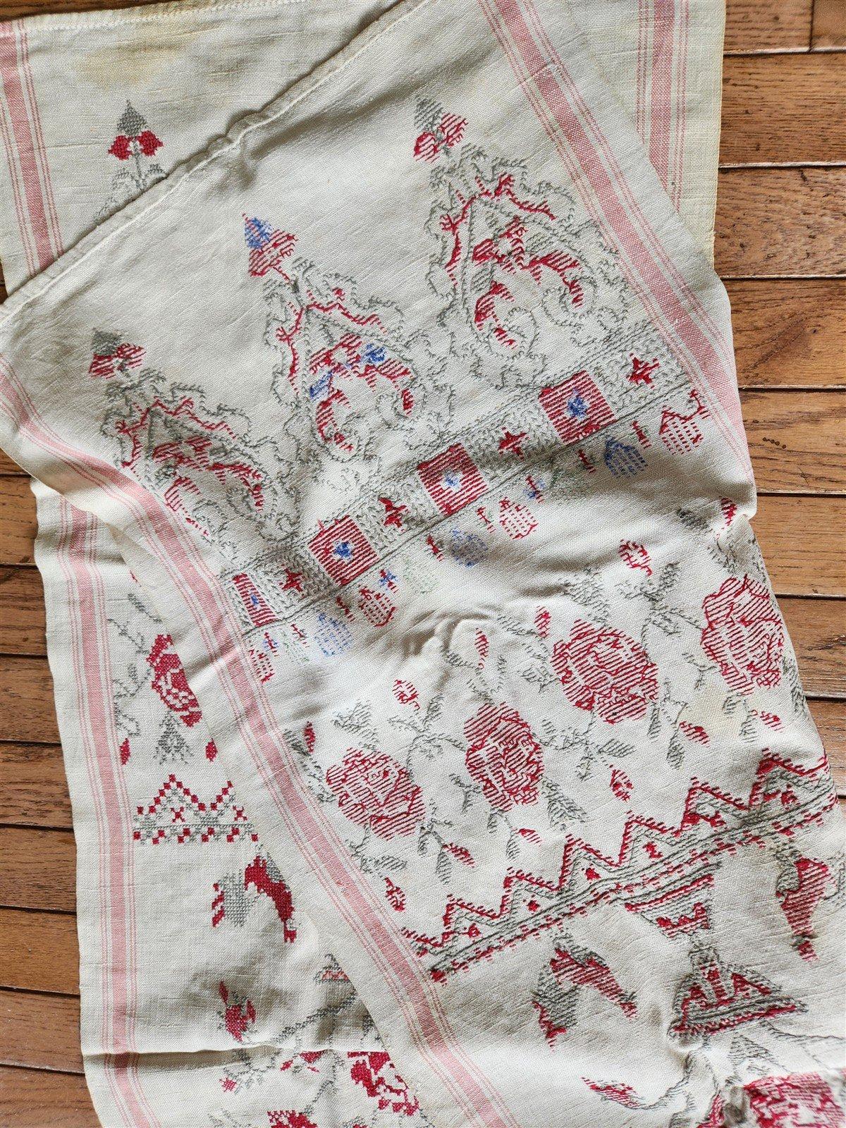 VINTAGE RUSSIAN or UKRAINIAN EMBROIDERED LINEN RUSHNIK or TABLE RUNNER -ROOSTERS