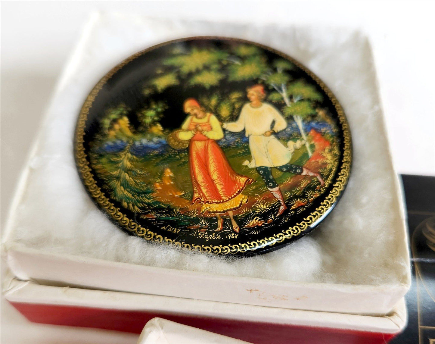 RUSSIAN PALEKH SCHOOL 1987 HAND PAINTED LACQUER BOX vintage FLIRTING COUPLE