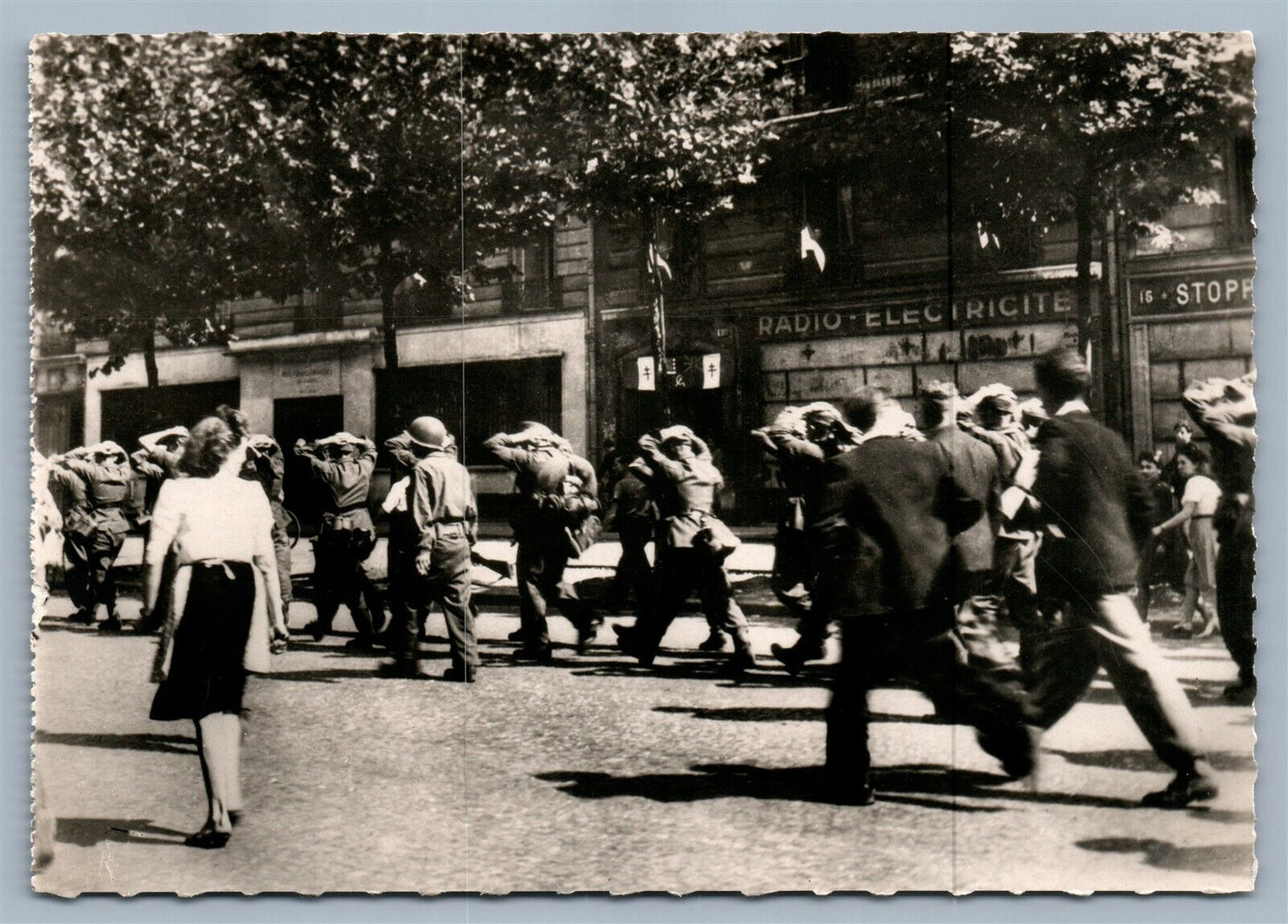 AMERICAN TROOPS CONVEYING GERMAN PRISONERS WW2 VINTAGE REAL PHOTO POSTCARD RPPC
