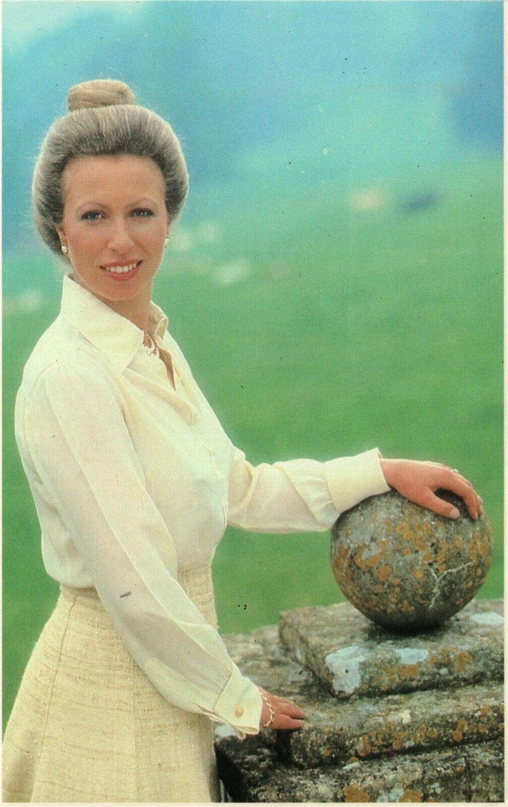 PRINCESS ANNE OF UNITED KINGDOM VINTAGE POSTCARD