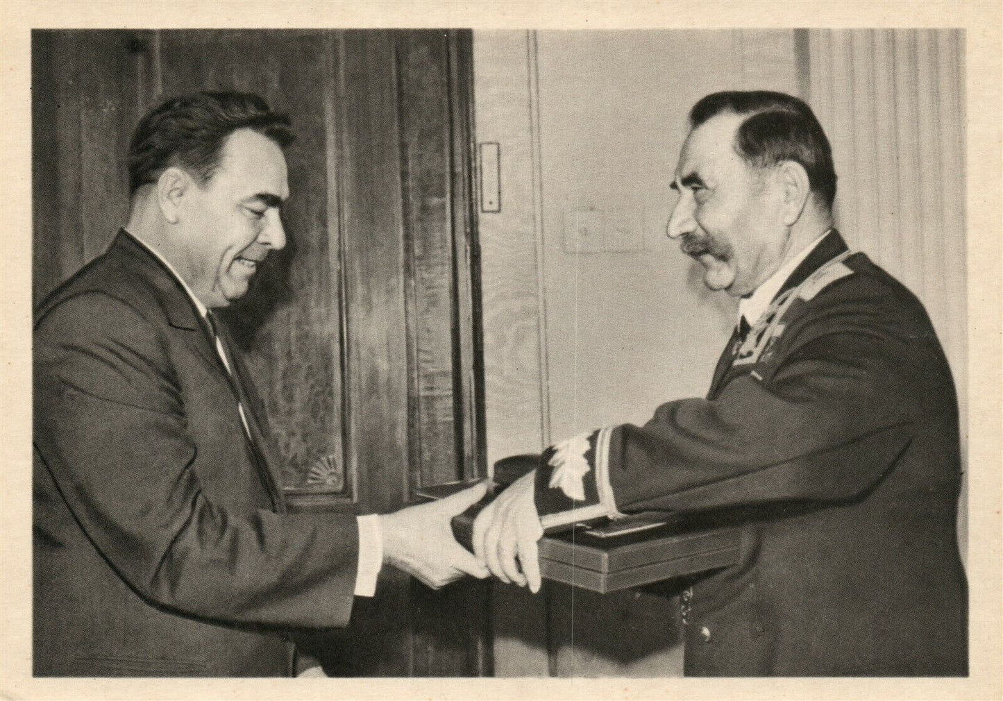 RUSSIAN LEADER BREZHNEV AWARDING MARSHAL BUDYONNY 1970 VINTAGE POSTCARD