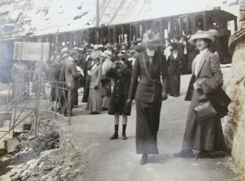 RPPC VINTAGE PHOTO POSTCARD - MOUNTAIN RAILROAD STATION railway train