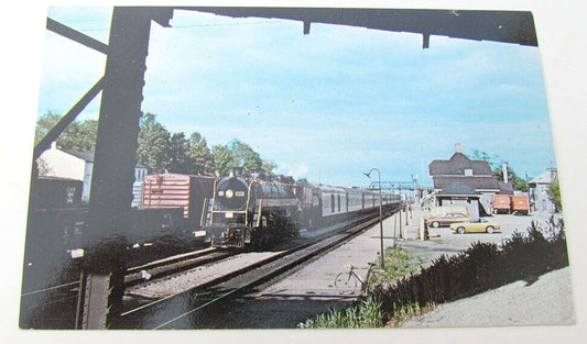 RAILROAD TRAIN STATION LOCOMOTIVE WOODSTOCK ON VINTAGE POSTCARD railway depot