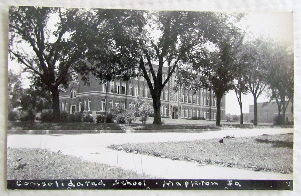 RPPC ANTIQUE REAL PHOTO POSTCARD CONSOLIDATED SCHOOL MAPLETON IOWA