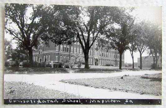 RPPC ANTIQUE REAL PHOTO POSTCARD CONSOLIDATED SCHOOL MAPLETON IOWA