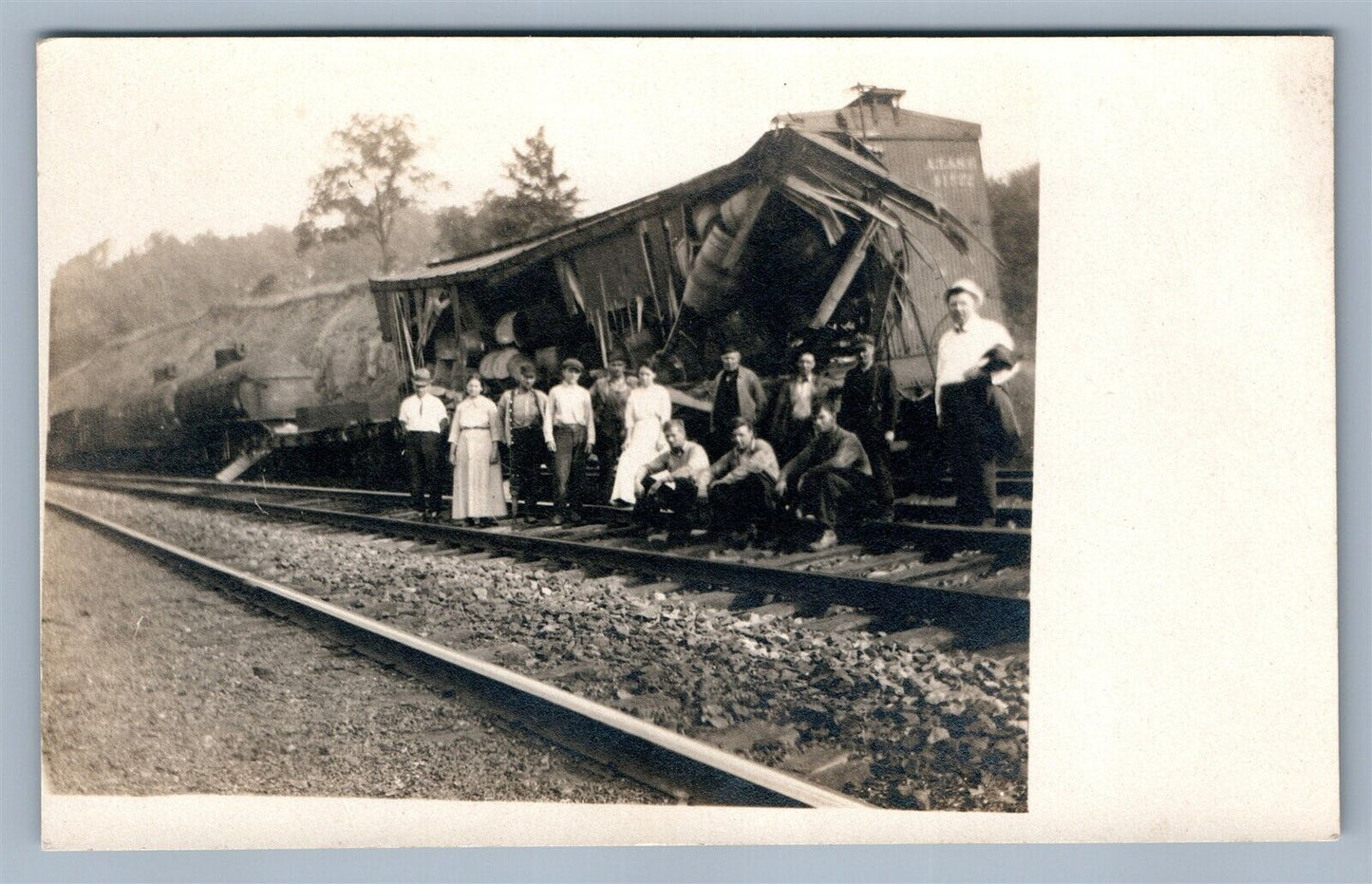 TRAIN WRECK PASSENGERS & CREW RAILROAD ANTIQUE REAL PHOTO POSTCARD RPPC railway