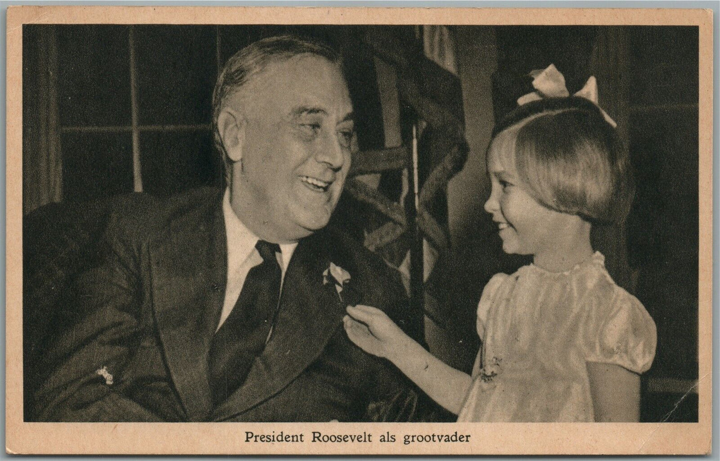 AMERICAN PRESIDENT FRANKLIN D. ROOSEVELT w/ GRANDDAUGHTER VINTAGE POSTCARD