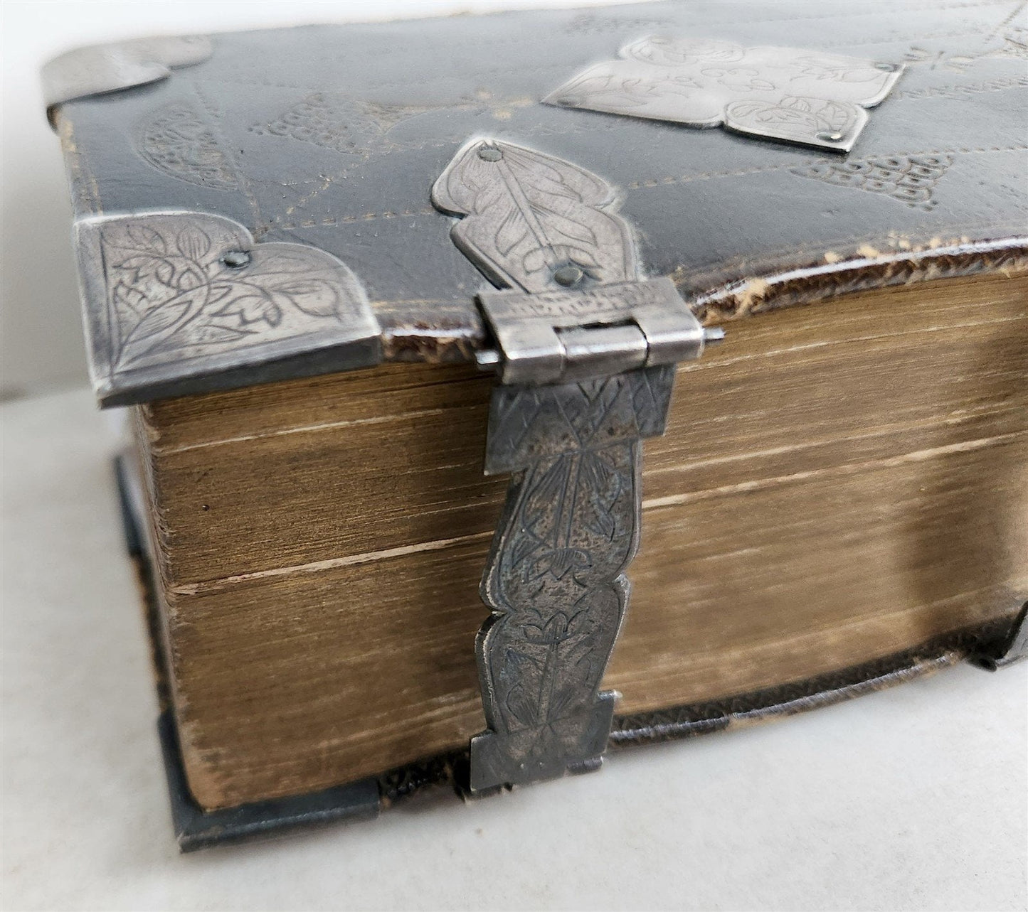 1697 BIBLE in ENGLISH OLD & NEW TESTAMENT antique w/ SILVER DECORATIONS & CLASPS