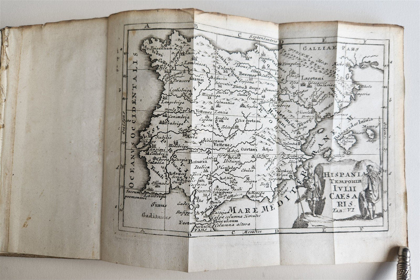 1758 JULIUS CAESAR ILLUSTRATED w/ MAPS DE BELLO GALICO et CIVILI antique PIGSKIN