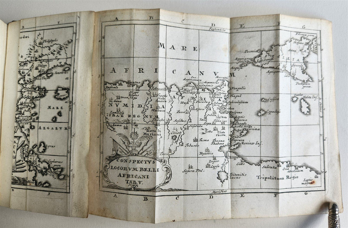 1758 JULIUS CAESAR ILLUSTRATED w/ MAPS DE BELLO GALICO et CIVILI antique PIGSKIN