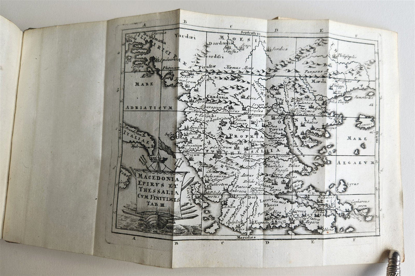 1758 JULIUS CAESAR ILLUSTRATED w/ MAPS DE BELLO GALICO et CIVILI antique PIGSKIN