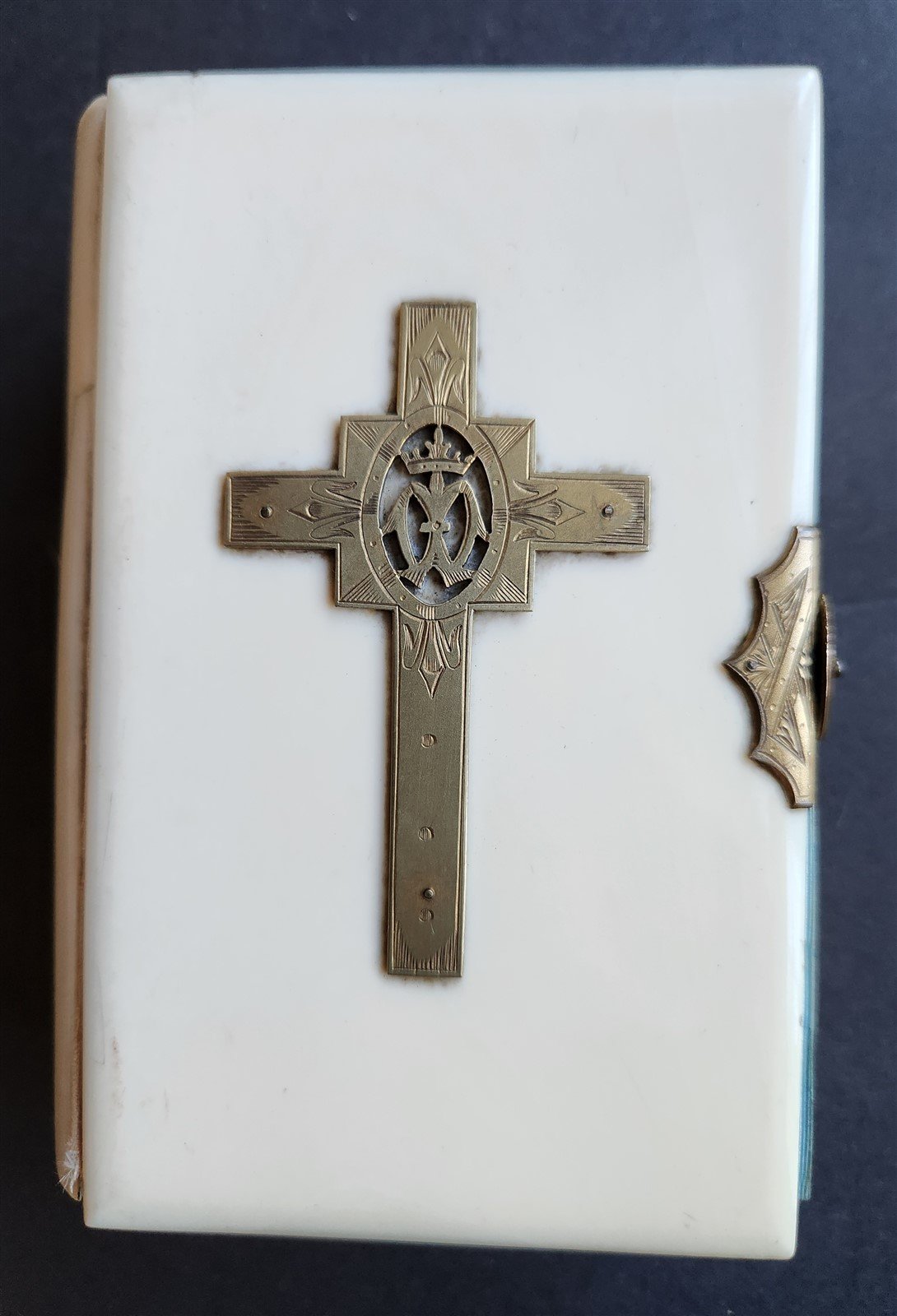 1890s COMMON PRAYER BOOK in ENGLISH antique NICE BINDING w/ APPLIED CROSS
