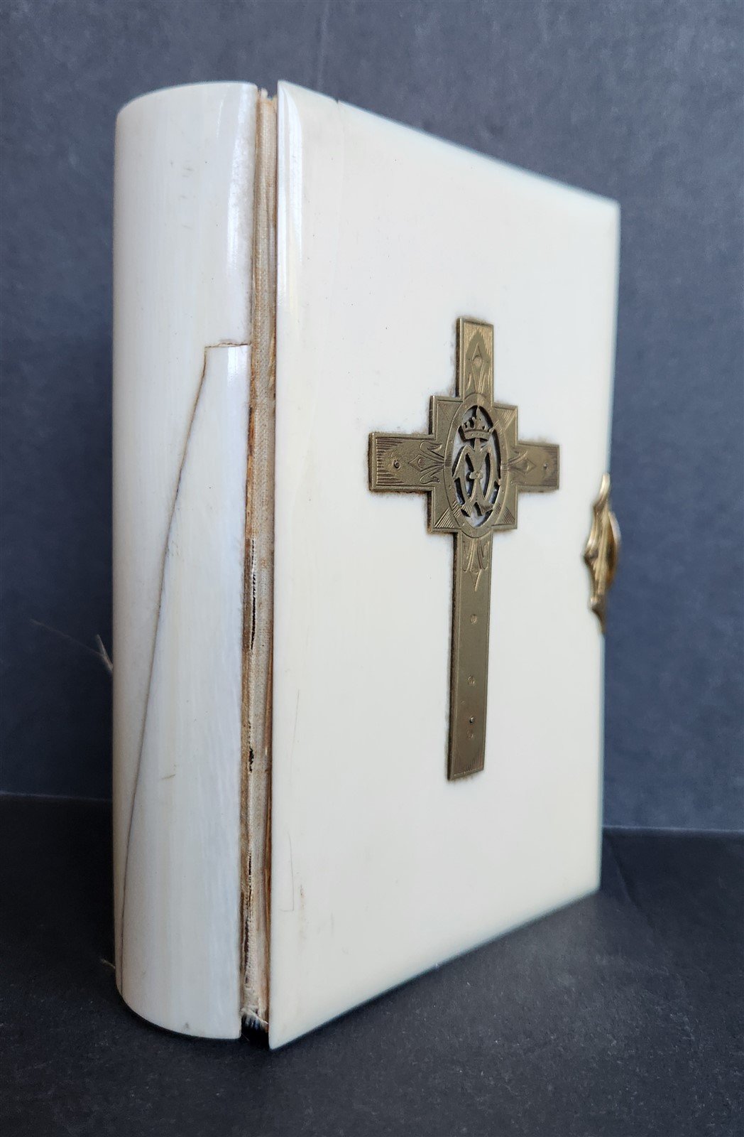 1890s COMMON PRAYER BOOK in ENGLISH antique NICE BINDING w/ APPLIED CROSS