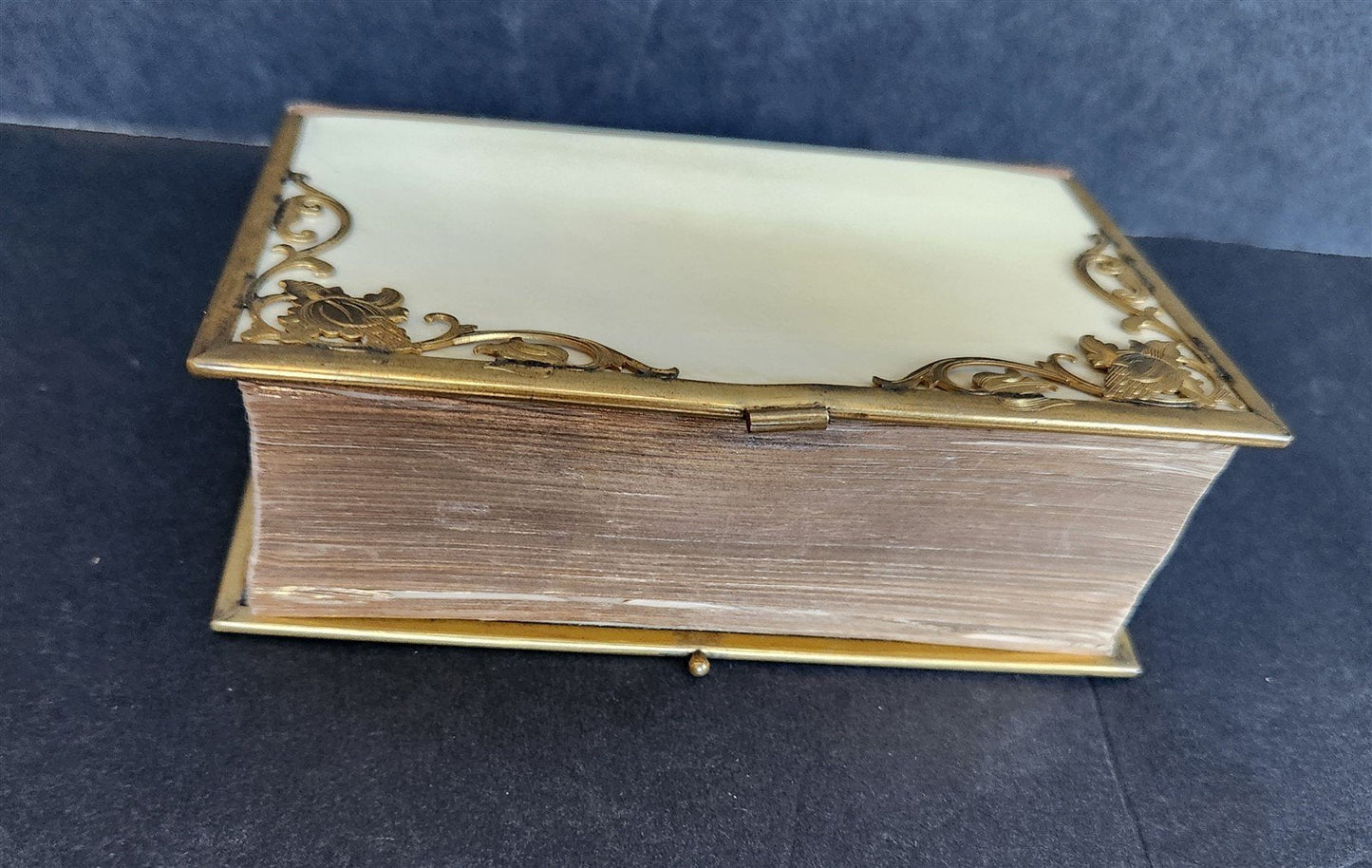 1864 COMMON PRAYER BOOK in ENGLISH antique NICE DECORATIVE BINDING