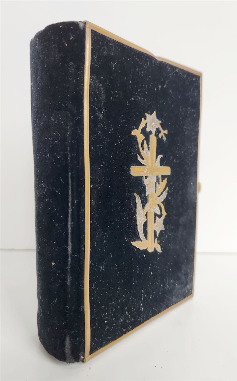 1905 HYMNAL in GERMAN antique DECORATIVE VELVET BINDING w/ METAL ORNAMENT