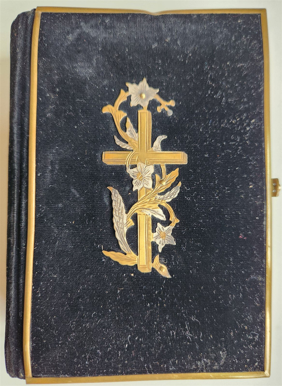 1905 HYMNAL in GERMAN antique DECORATIVE VELVET BINDING w/ METAL ORNAMENT