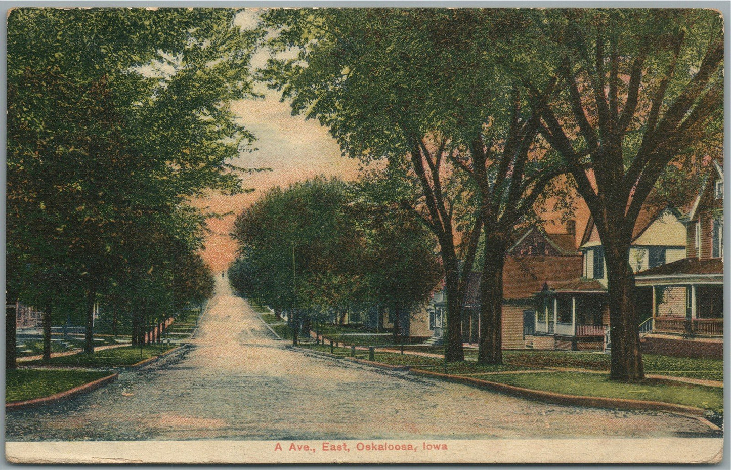 OSKALOOSA IA A AVE. ANTIQUE POSTCARD