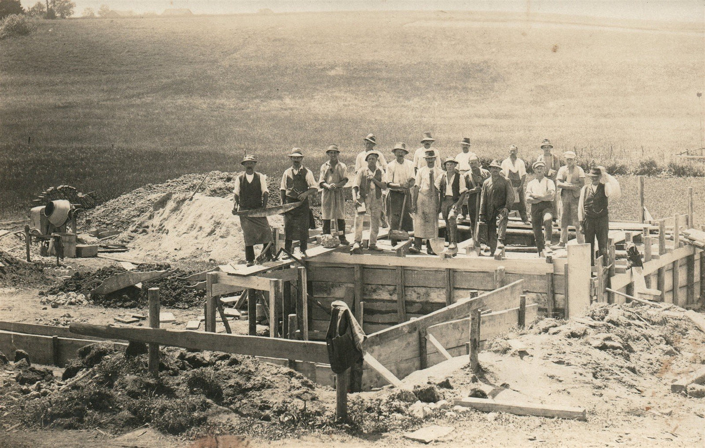 CONSTRUCTION WORKERS ANTIQUE REAL PHOTO POSTCARD RPPC