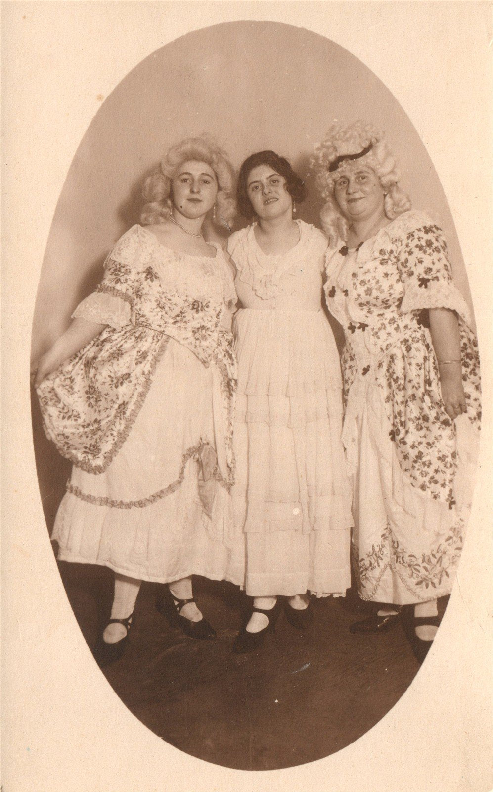 THREE WELL DRESSED LADIES ANTIQUE REAL PHOTO POSTCARD RPPC