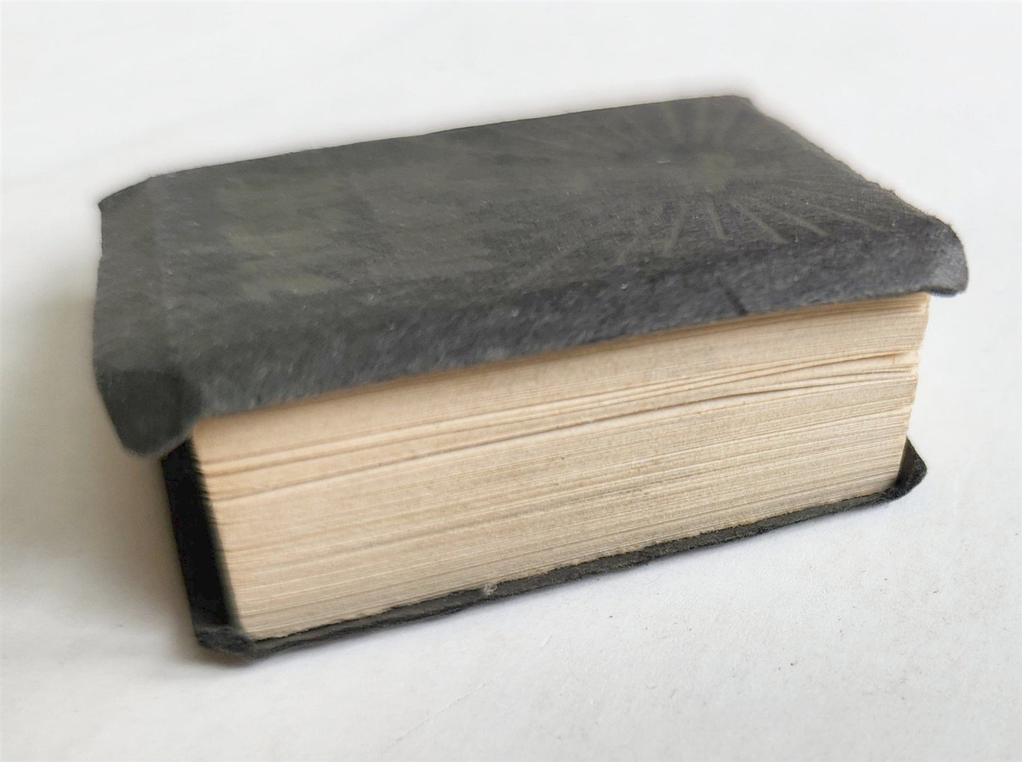 1920s MINIATURE BIBLE in ENGLISH New Testament ANTIQUE