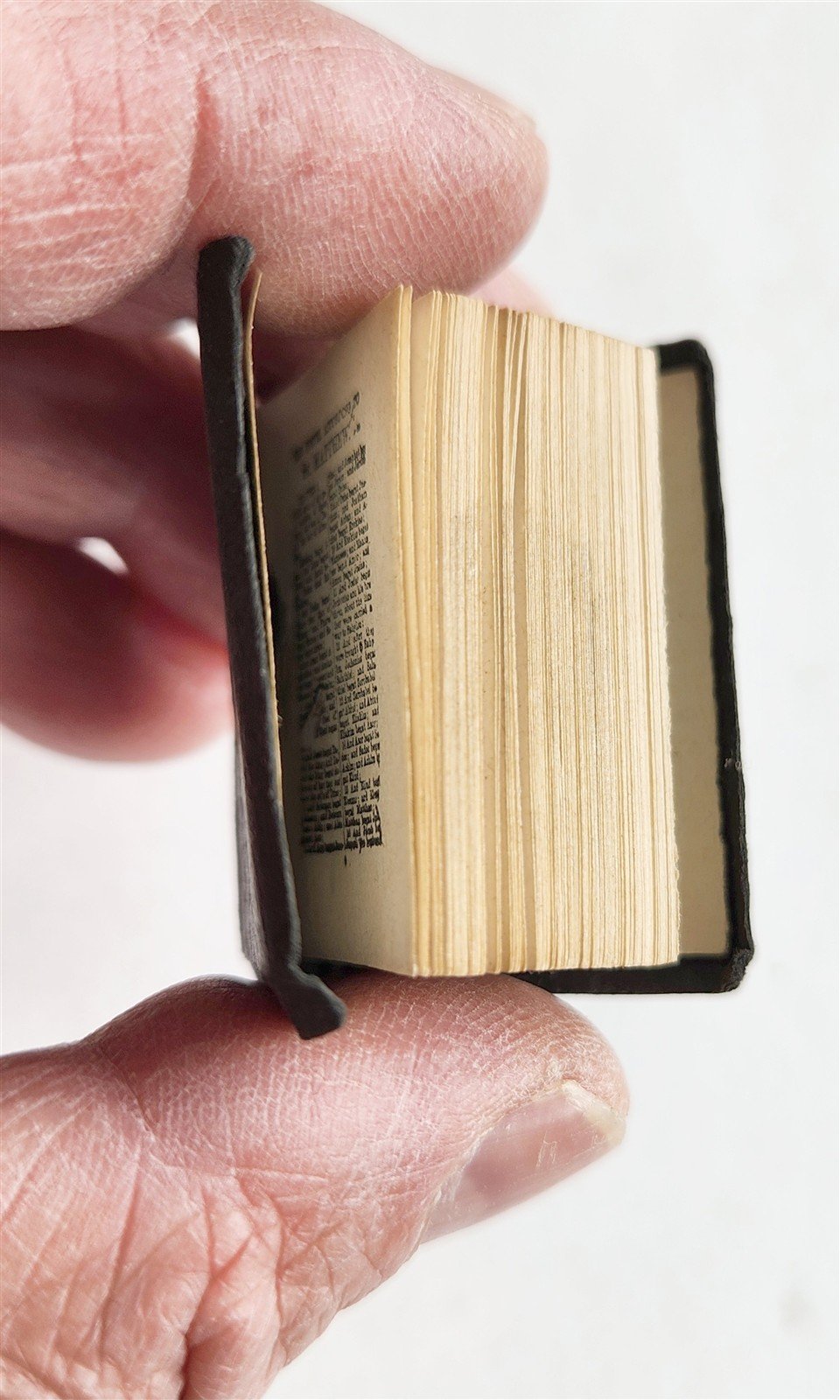 1920s MINIATURE BIBLE in ENGLISH New Testament ANTIQUE