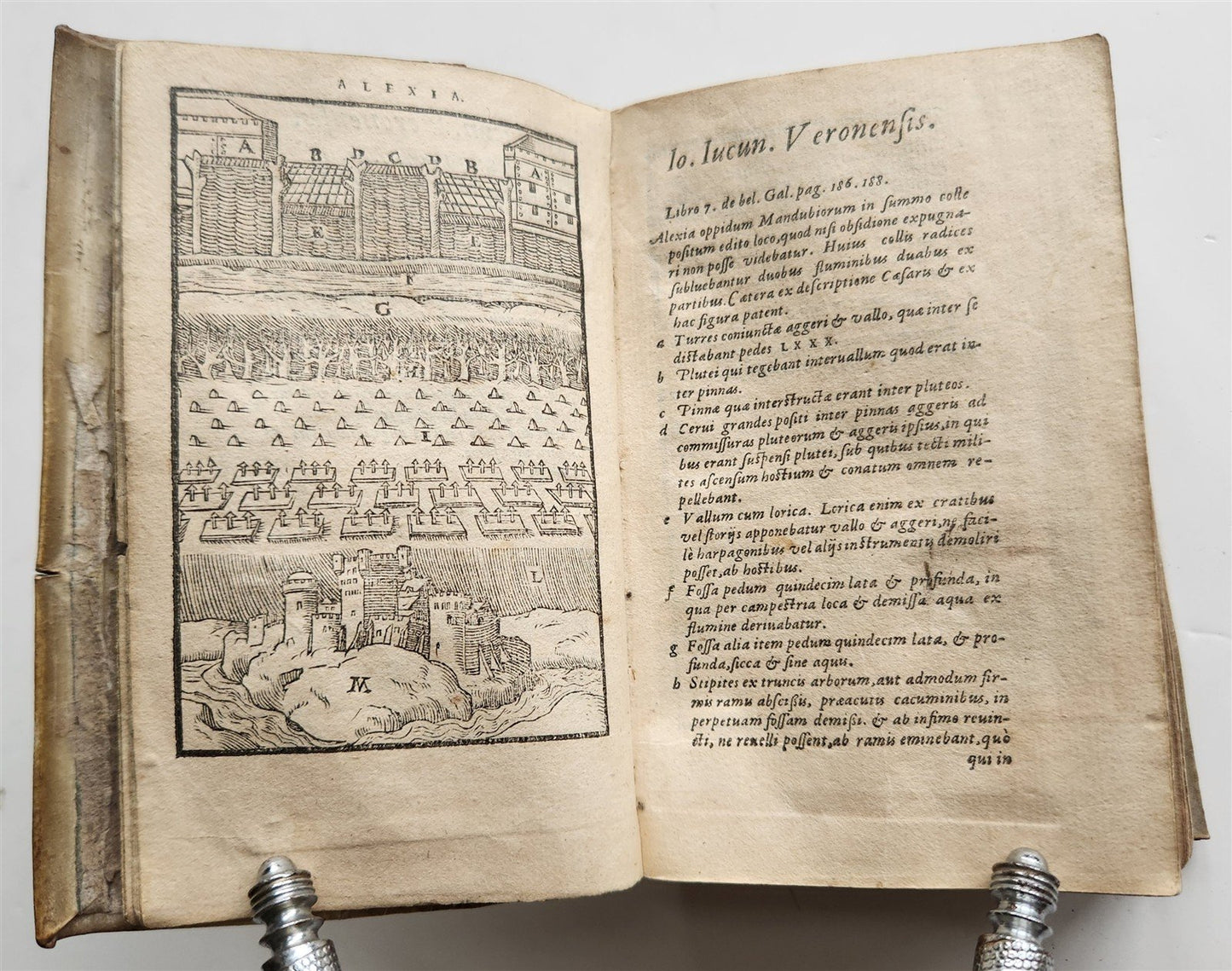1558 JULIUS CAESAR Rerum ab se gestarum commentarii ILLUSTRATED antique VELLUM
