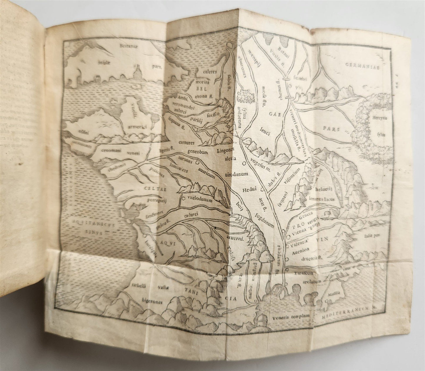 1558 JULIUS CAESAR Rerum ab se gestarum commentarii ILLUSTRATED antique VELLUM