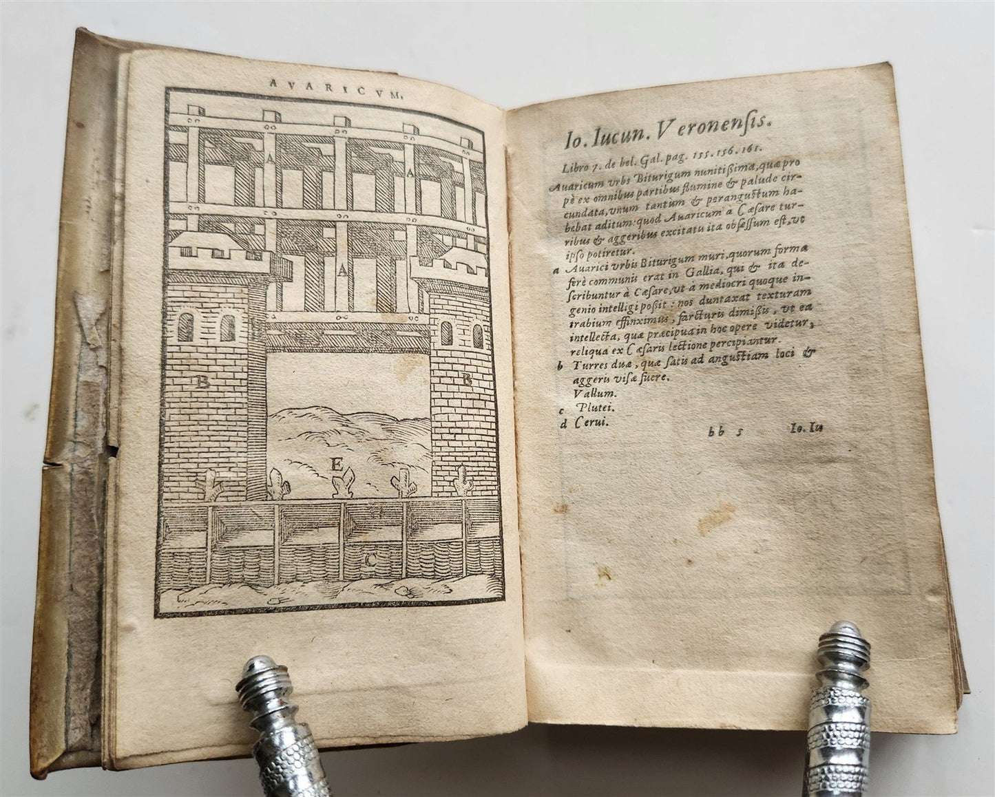1558 JULIUS CAESAR Rerum ab se gestarum commentarii ILLUSTRATED antique VELLUM