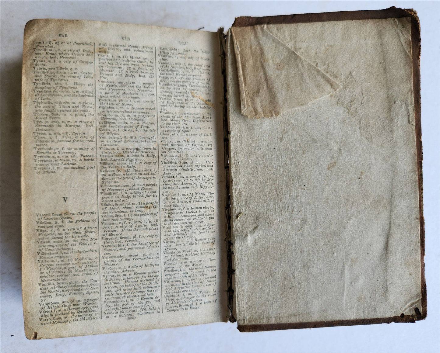 1833 ENGLISH & LATIN AINSWORTH'S DICTIONARY antique AMERICANA