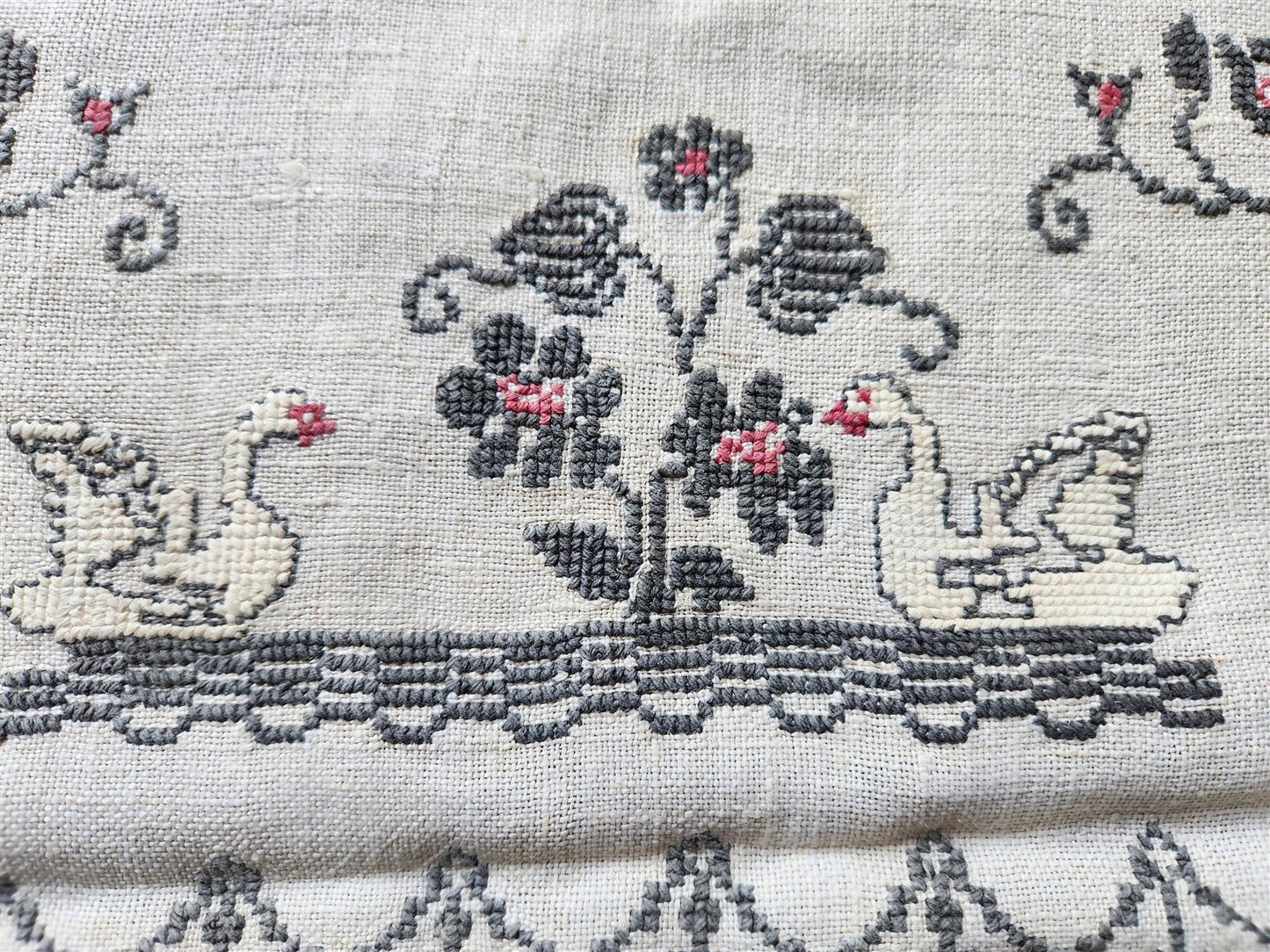 VINTAGE UKRAINIAN EMBROIDERED LINEN RUSHNIK or TABLE RUNNER w/ SWANN DESIGN