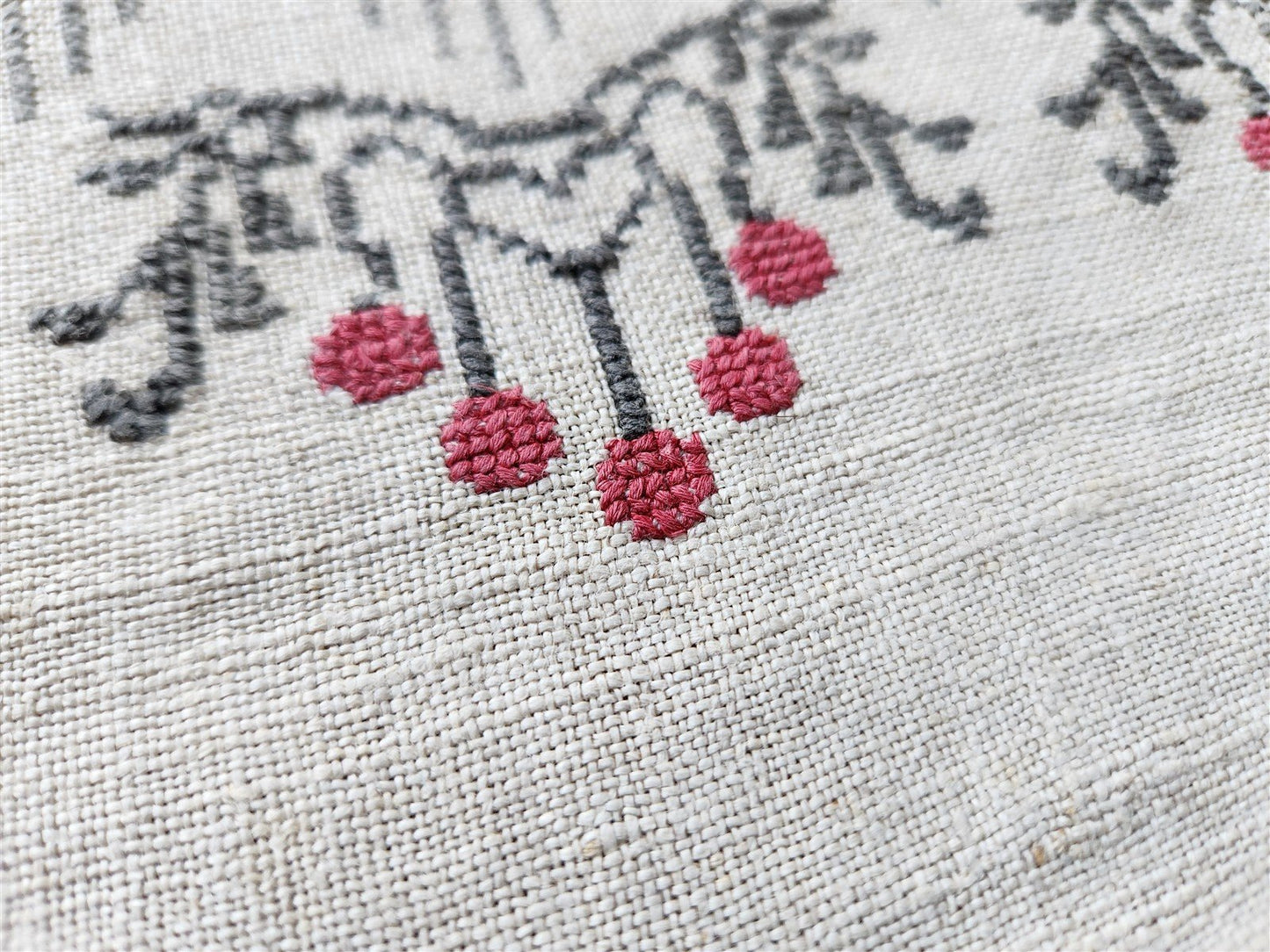 VINTAGE UKRAINIAN EMBROIDERED LINEN RUSHNIK or TABLE RUNNER w/ SWANN DESIGN