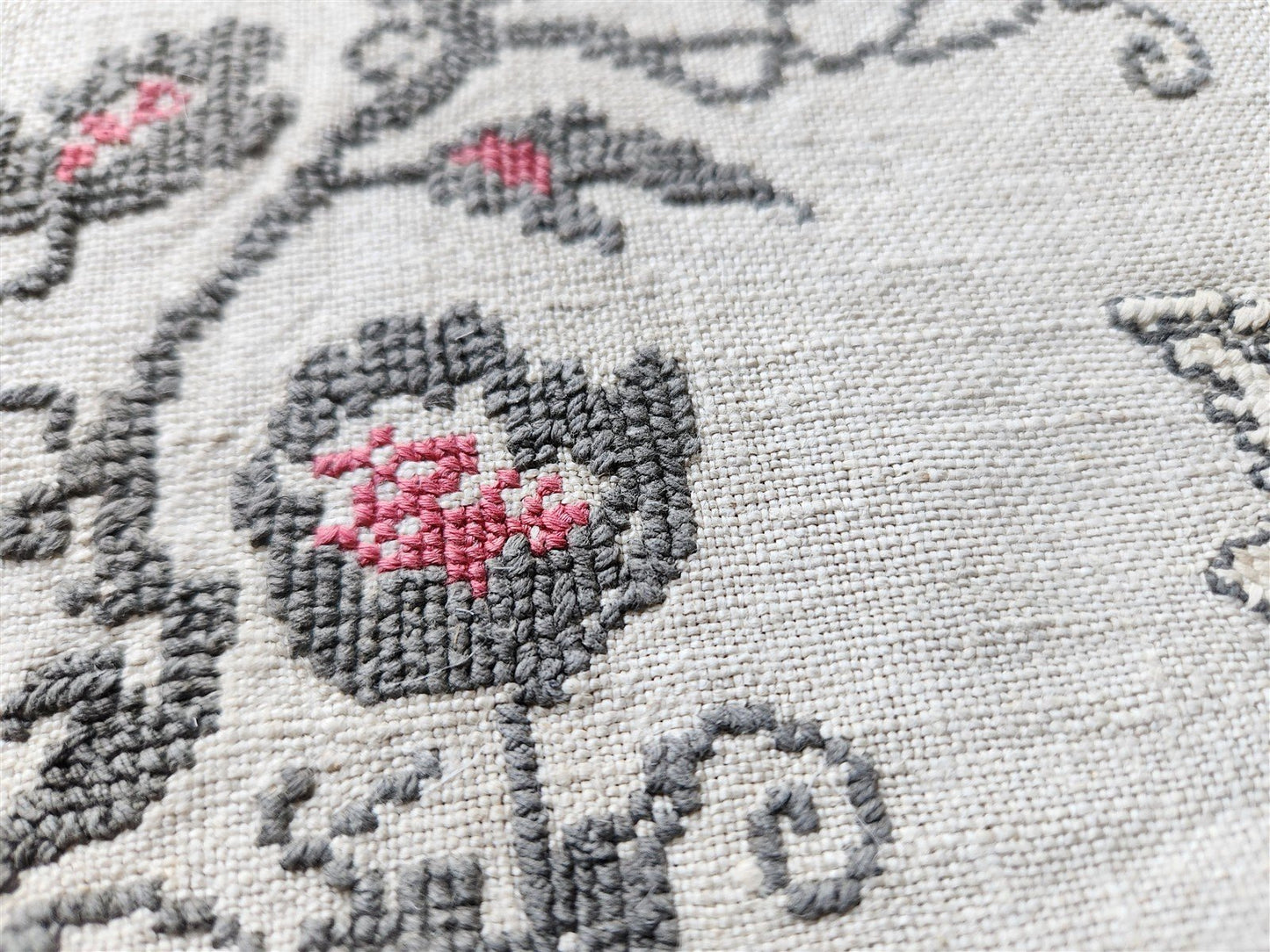 VINTAGE UKRAINIAN EMBROIDERED LINEN RUSHNIK or TABLE RUNNER w/ SWANN DESIGN