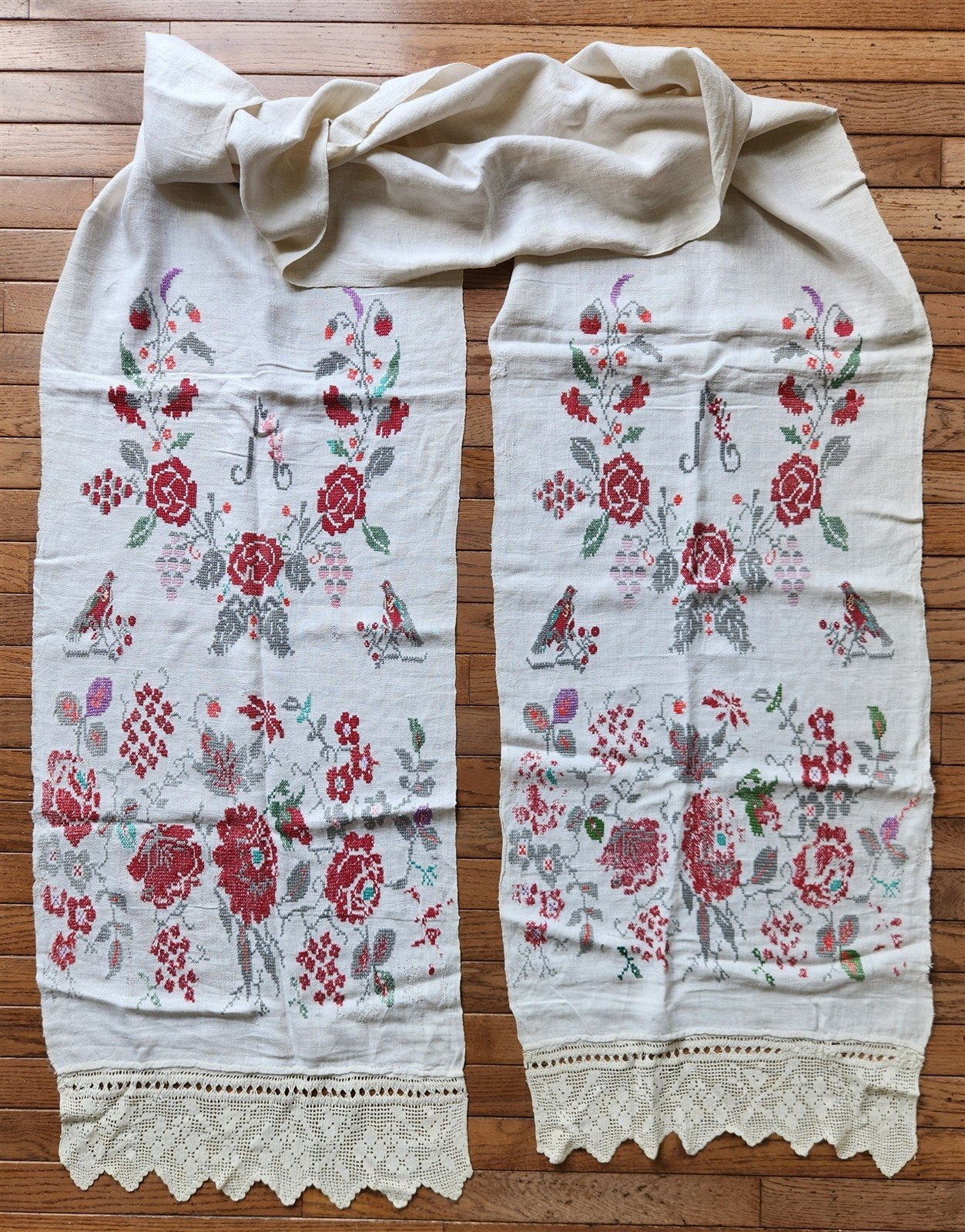 VINTAGE RUSSIAN or UKRAINIAN EMBROIDERED LINEN RUSHNIK or TABLE RUNNER