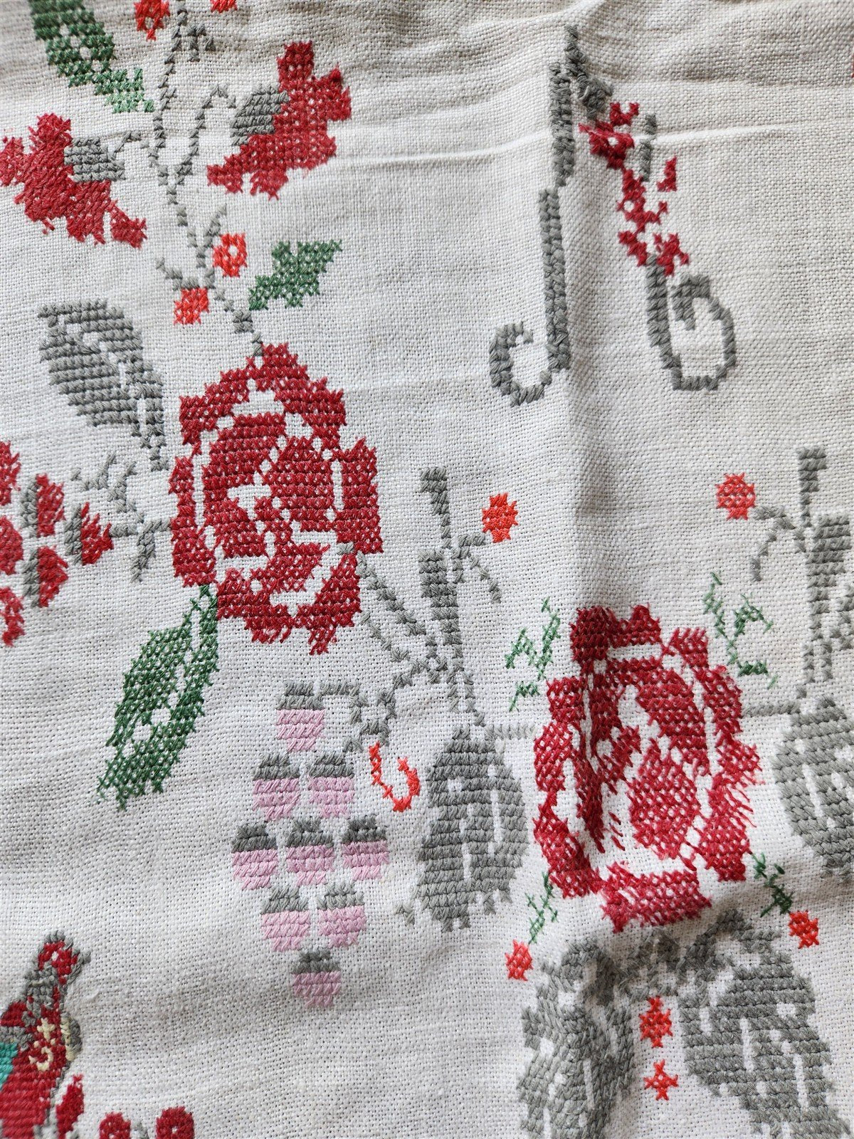 VINTAGE RUSSIAN or UKRAINIAN EMBROIDERED LINEN RUSHNIK or TABLE RUNNER